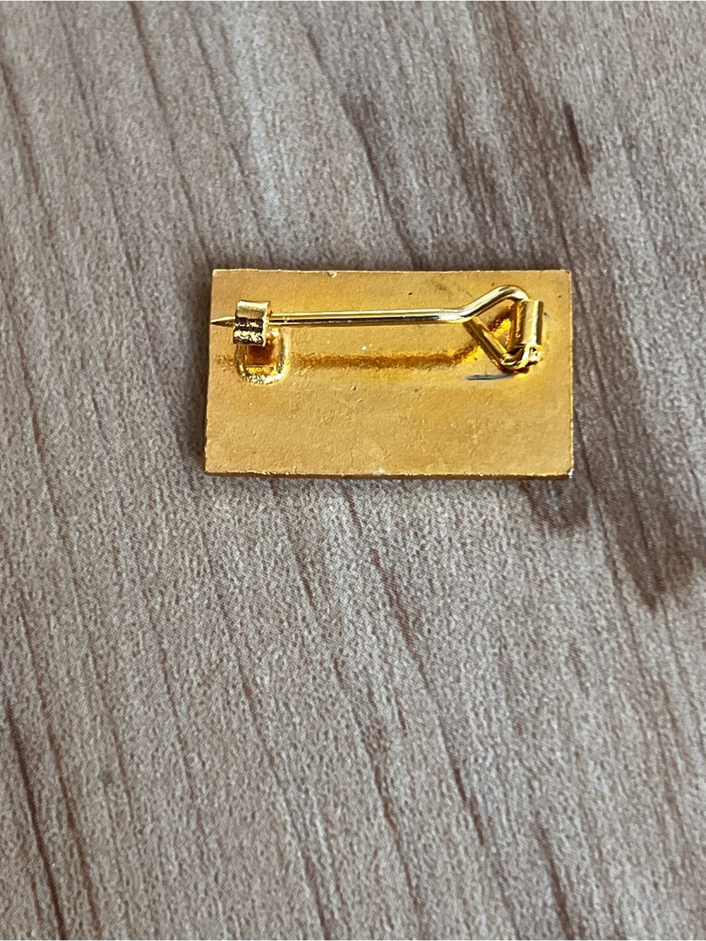 Vintage ITV Sport Enamel Lapel Pin Television Memorabilia Collectible - Picture 2 of 3